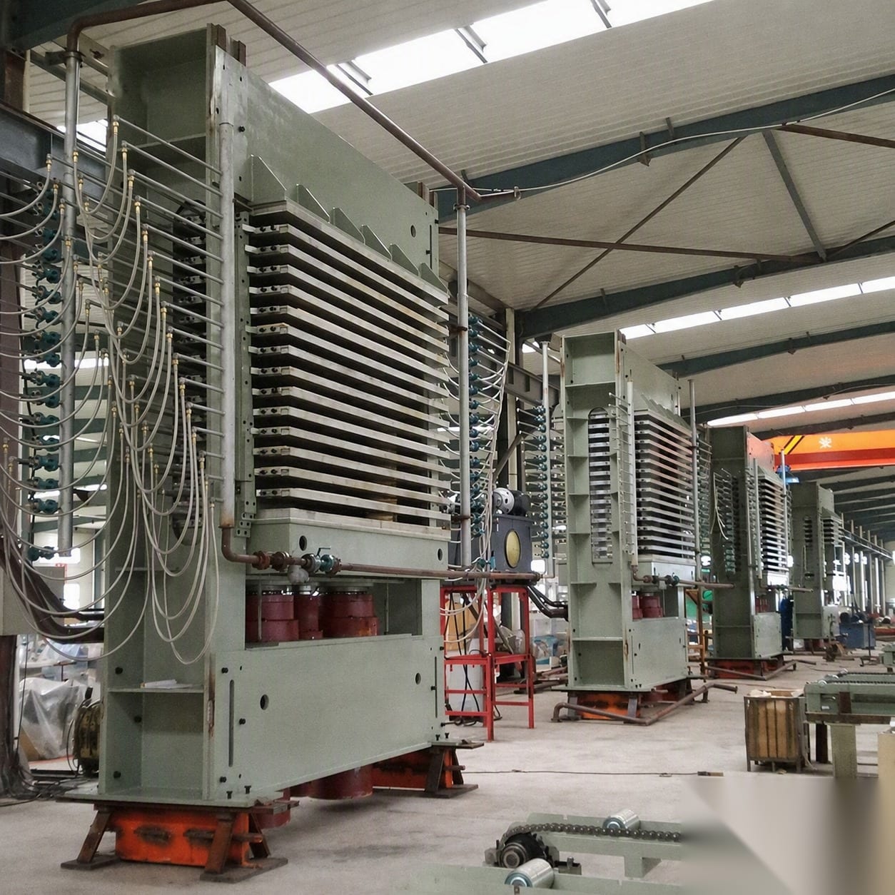 Multi-layer hot press machine pressing plywood panels